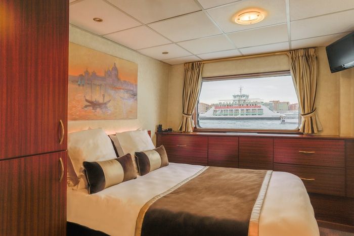 Main Deck 2 Adjustable Twin Beds CAT. A